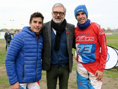 Fèlix Larrosa, amb Marc i Alex Márquez, aquest dissabte, al circuit municipal de Rufea.