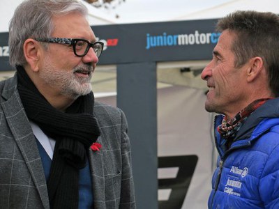 L'alcalde, Fèlix Larrosa, ha parlat amb Julià Márquez, pare dels pilots Marc i Alex Márquez, al campus que estan fent al circuit municipal de Rufea.