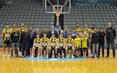 Després de la presentació dels equips del CB Pardinyes s'ha fet la foto oficial de l'Ilerdauto Pardinyes al Barris Nord.