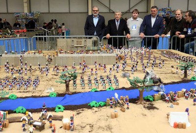 El paer en cap contempla el diorama que recrea la batalla d'El Alamo.