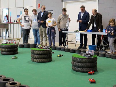 El saló també acull un circuit de cotxes teledirigits fet amb figures de playmobil.