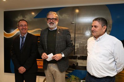 El paer en cap, Fèlix Larrosa, amb el gerent d'Autobusos de Lleida, Carlos Soldevilla, i el president del Comitè d'empresa, Francisco Morales.