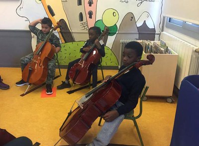 Una vintena de nens i nenes de 1r curs de l’escola Magí Morera de Lleida ha estrenat el projecte de música “amb molta corda”.