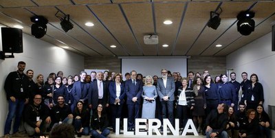 Foto de grup de les autoritats amb l'equip d'Ilerna.