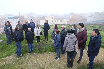 El paer en cap, Fèlix Larrosa, conversant amb els veïns i les veïnes de Magraners sobre el nou bosc urbà.
