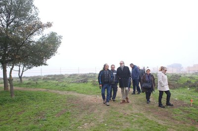 Fèlix Larrosa ha visitat amb els veïns i les veïnes del barri l'espai on s'està treballant per convertir-lo en un nou bosc urbà.