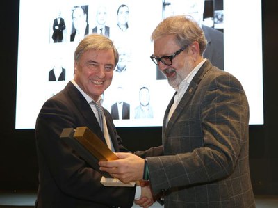 Miguel Ángel Ortega, representant de Campofrío, recull el premi de mans de l'alcalde de Lleida..