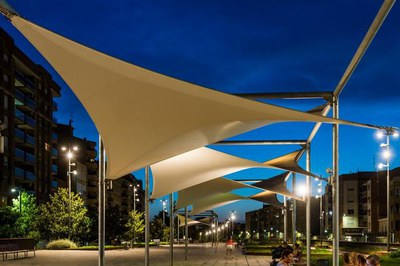 El passeig del parc sobre el cobriment de vies.