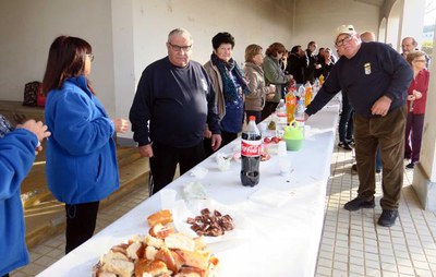 Els veïns han participat en un esmorzar solidari amb la Marató de TV3.