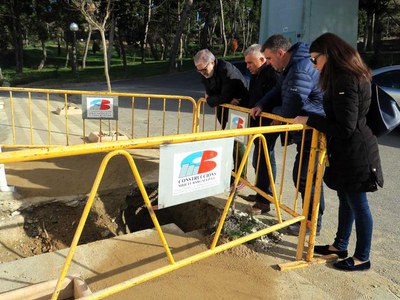 El paer en cap ha contemplat els treballs de substitució de les escomeses de plom de les canonades d'aigua de Sucs.