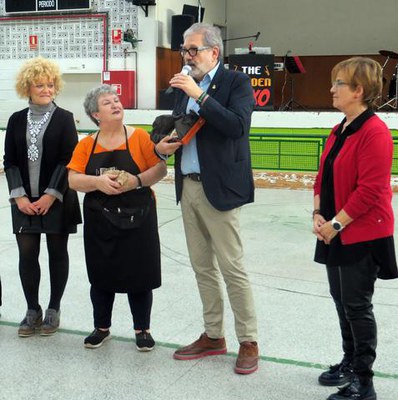L'alcalde ha volgut reconèixer la tasca de la presidenta veïnal, Carmen Guerrero.