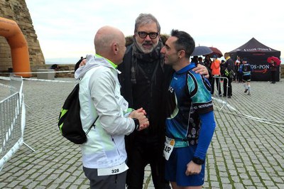 El paer en cap ha saludat els participants, que han desafiat la pluja.