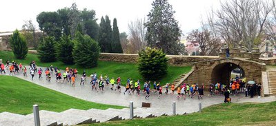 La cursa atlètica ha tingut la línia de sortida i arribada a la plaça de la Sardana.