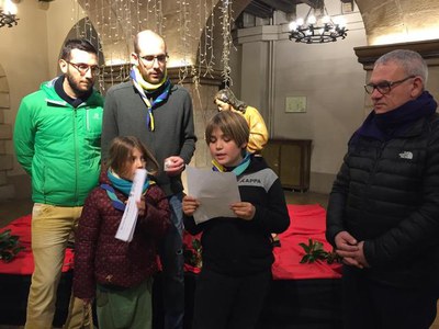 El tinent d'alcalde Joan Gómez ha rebut a la Paeria l’Agrupament Escolta i Guia Lo Manaix, que ha portat la Llum de la Pau.