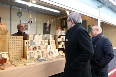 El paer en cap, Fèlix Larrosa, amb el tinent d'alcalde Rafael Peris, ha visitat els paradistes del Mercat de Nadal.