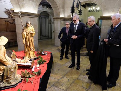 El paer en cap i Mons. Vives davant el pessebre del pati de la Paeria.