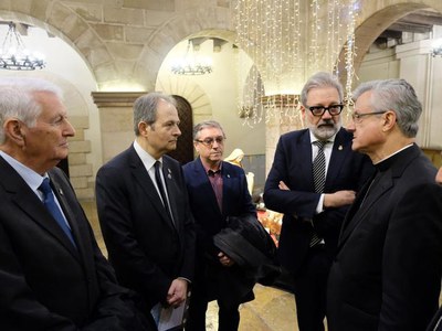 L'alcalde i l'arquebisbe amb representants dels pessebristes al pati de la Paeria.