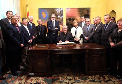 Mons. Joan Enric Vives ha signat al llibre d'honor de la Paeria.