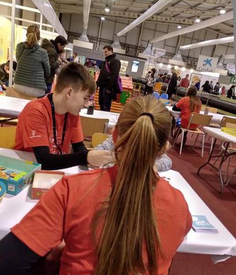 Els joves premonitors que estan aquests dies a l'estand de Paeria a Cucalòcum fan tallers per als infants i col·laboren en la tasca diària dels monit….