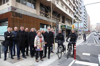L'alcalde Larrosa ha visitat la finalització de les obres a l'avinguda Catalunya amb representants d'associacions i de veïns de la zona.