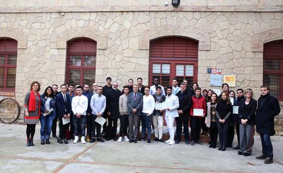 Alumnes i professors s'han fet una foto de família amb l'alcalde i els representants de la Generalitat.