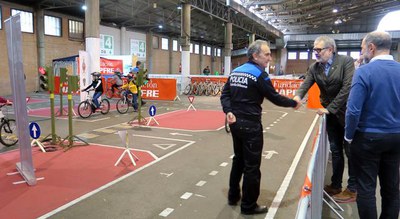 El parc infantil de la Guàrdia Urbana ensenya seguretat vial als nens i nenes.