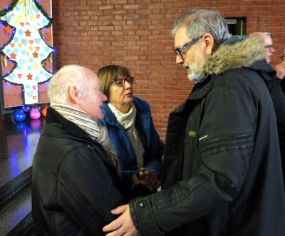 El paer en cap parlant amb Virgilio del Olmo i la seva esposa Cati Vila.