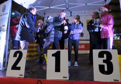 El regidor Queralt ha lliurat el trofeu a Eva Ribalta, la fèmina més ràpida de la Sant Silvestre.