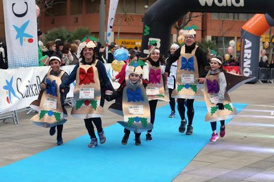 Famílies han fet la cursa en grup i disfressats.