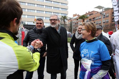 L'alcalde, amb els regidors Queralt i Parra, aquesta ha participat corrent la cursa de 3,7 km.