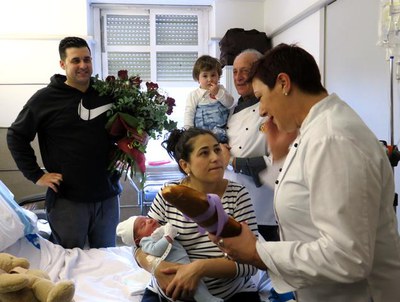 Els forners regalen el pa gratis a la família del nadó durant un any.