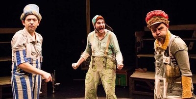 Tres excèntrics personatges tenen la responsabilitat de substituir un líder a qui tots esperen, però no arriba mai. Chapeau! és una història d'ambici….