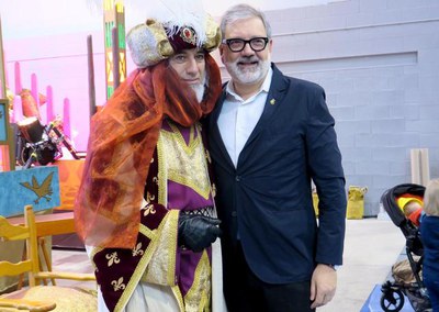 El paer en cap, Fèlix Larrosa, ha saludat el Camarlenc, que avui estava a Cucalòcum per recollir les cartes dels infants de la ciutat per a Ses Majes….