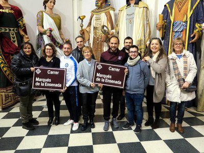 L'acte d'entrega de les plaques ha comptat amb la participació de la tinent d'alcalde Montse Parra i dels regidors Núria Marín, Pau Juvillà i Frances….