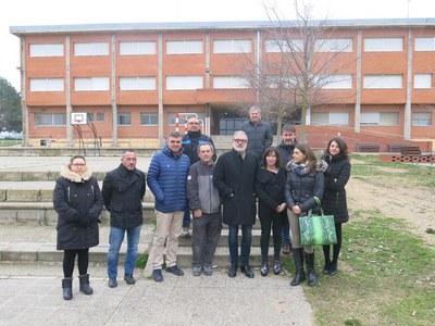 Fotografia de la visita a les obres del pati de l'escola Magraners.