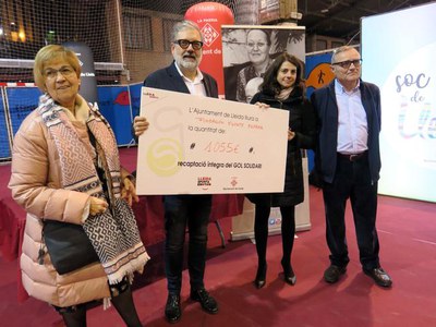 El paer en cap ha lliurat el taló de la recaptació del Gol Solidari a la Fundación Vicente Ferrer.