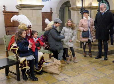 Tots els nens i nenes que s'han atansat fins a la Paeria han pogut lliurar les seves cartes al Gran Camarlenc.