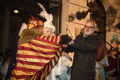 L'alcalde Fèlix Larrosa ha lliurat les claus màgiques de la ciutat a Ses Majestats.