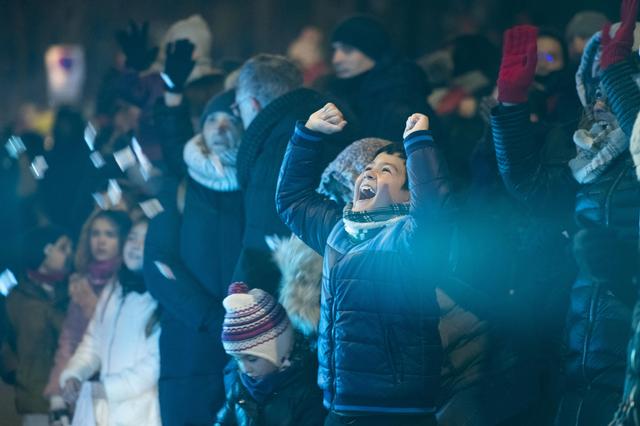 L'emoció es reflectia a la cara dels nens i nenes al pas de la cavalcada dels Reis