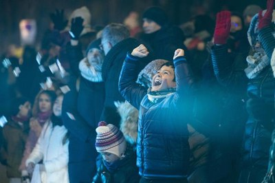 L'emoció es reflectia a la cara dels nens i nenes al pas de la cavalcada dels Reis.
