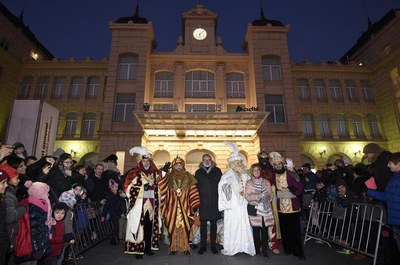 L'estació Lleida-Pirineus estava plena de nenes i nenes que volien saludar Ses Majestats.