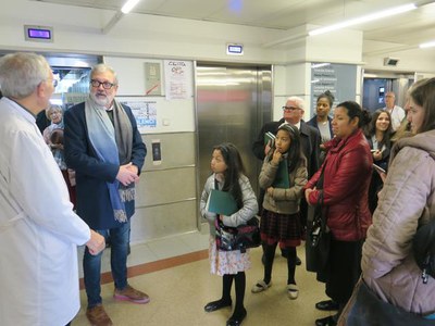 El paer en cap ha coincidit amb un grup coral de mormons que assagen cants a la capella de l'Arnau, convidats per Mn. Àngel Escales.