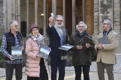 El claustre ha acollit l'acte simbòlic de lliurament del dossier definitiu de la candidatura de la Seu Vella a conjunt monumental..