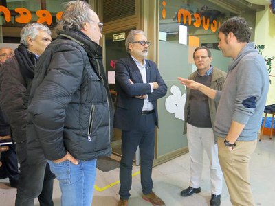 El paer en cap, Fèlix Larrosa, s'ha interessat pels projectes que es desenvolupen al SIS Pas a Pas, gestionat per la Fundació Champagnat.