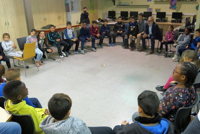 Els infants del centre han fet preguntes a l'alcalde Larrosa i li han explicat les activitats que fan ells i elles al centre.