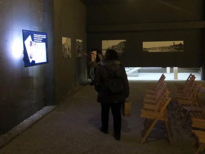 Un audiovisual i una col·lecció de fotos ajuda a entendre l'evolució històrica de les muralles.