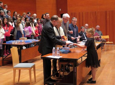 Una de les participants recollint el seu premi.