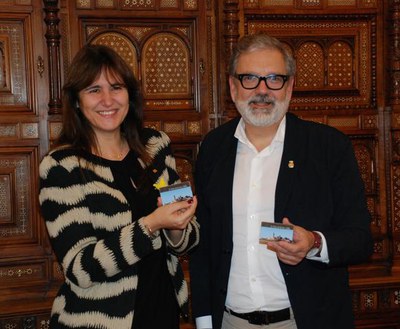 L'alcalde de Lleida, Fèlix Larrosa, i la consellera de Cultura, Laura Borràs, amb l'edició digital del dossier de la candidatura lleidatana..