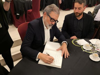El paer en cap ha signat en el llibre d'honor de l'Agrupació Cultural organitzadora de la Festa dels Tres Tombs.