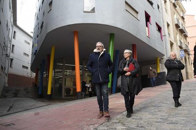 Fèlix Larrosa amb la directora de l'Escola d'Art Municipal Leandre Cristòfol, Marta Pallarès..